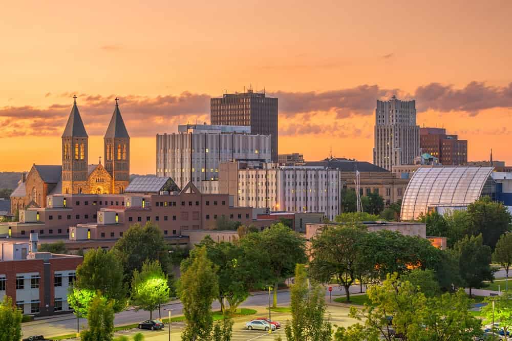 Una foto de Akron en el atardecer