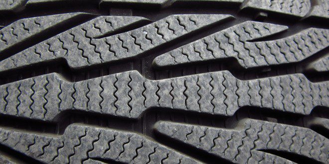 Observar la banda de rodadura del neumático es edl primer paso para detectar el cambio de neumáticos.