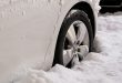rueda de coche hundida en nieve profunda