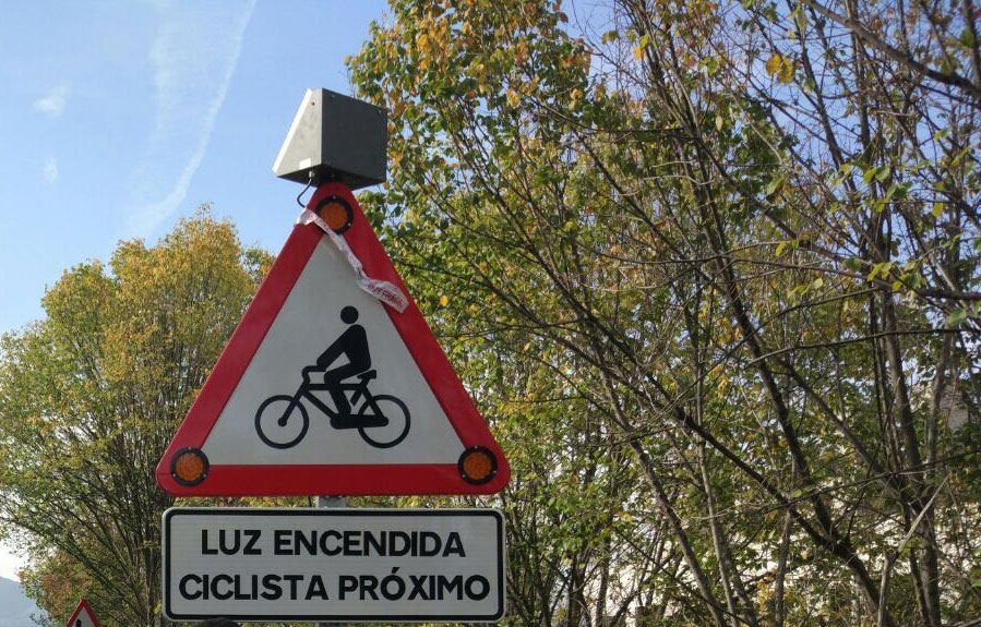 señales de tráfico inteligentes para proteger a los ciclistas