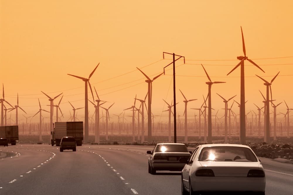 varios coches en una carretera con mucho viento