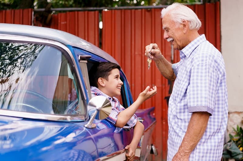 abuelo regala llaves del coche a nieto