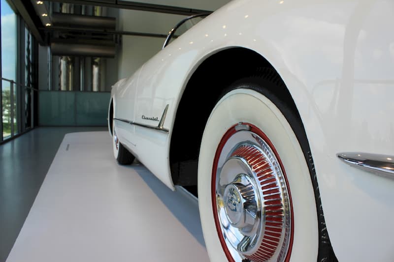 coche con neumatico blanco