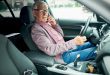 hombre viejo conduciendo coche