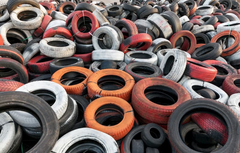 neumaticos colorados en un vertedero