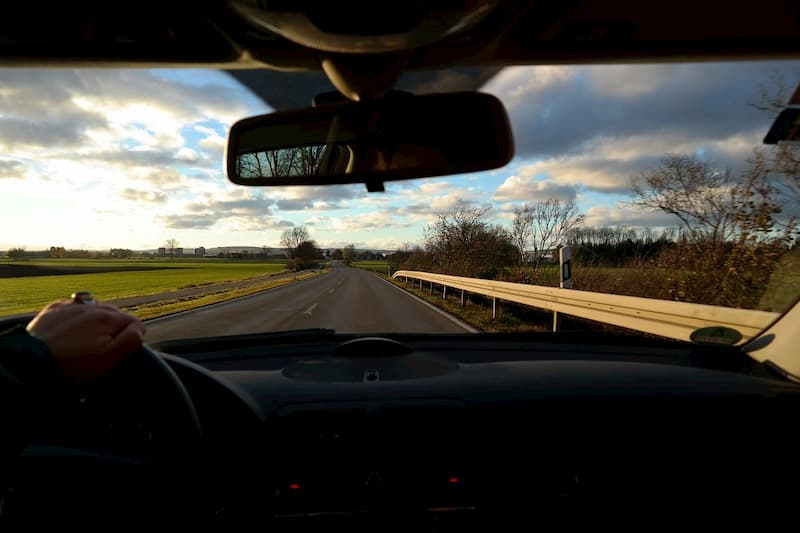 un espejo retrovisor en un coche