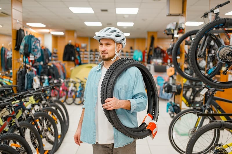 Un hombre compra neumáticos MTB