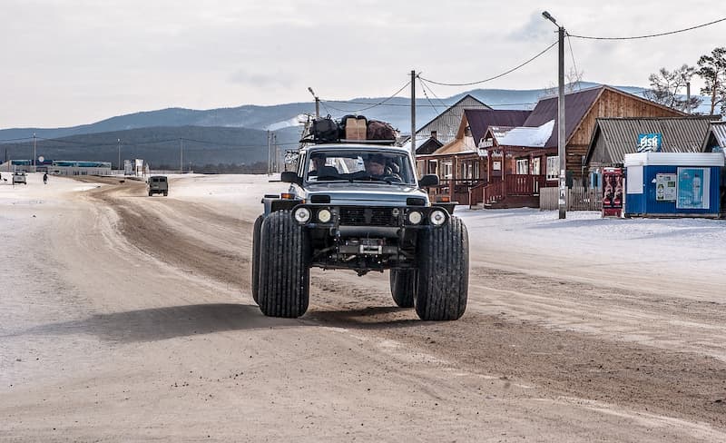 Jeep en la carretera con neumáticos para 4x4 enormes