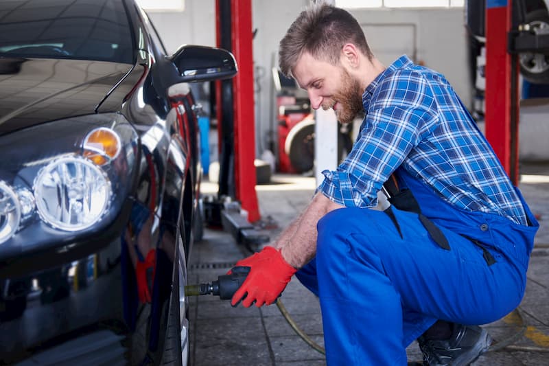 El mecanico sabe que neumaticos lleva tu coche