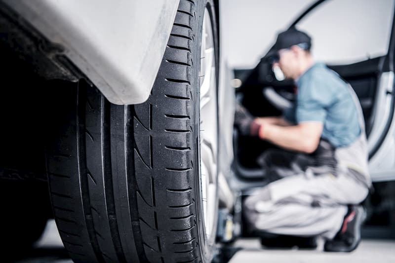 Mecanico hace el equilibrado de neumaticos