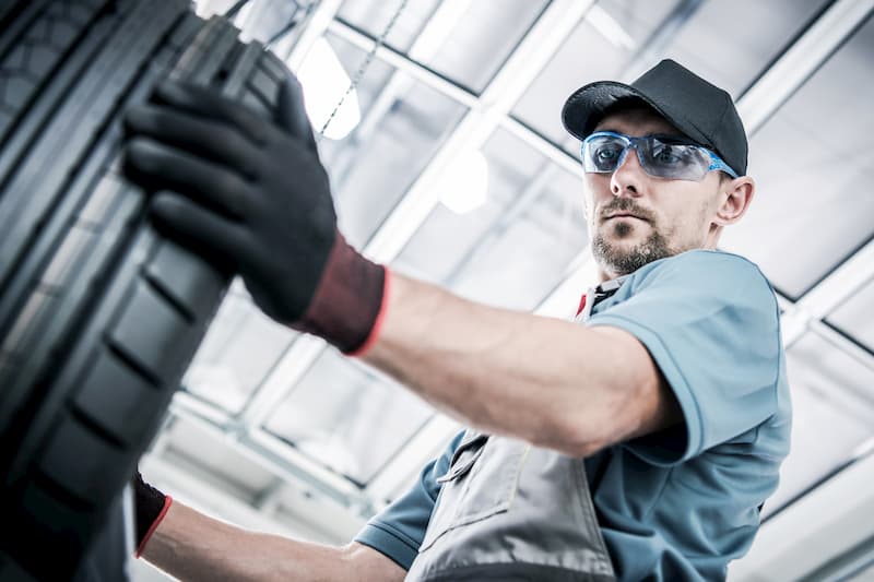 Un mecanico monta neumatico hankook en tu coche