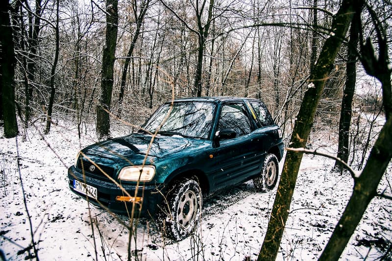 coche con cadenas de nieve
