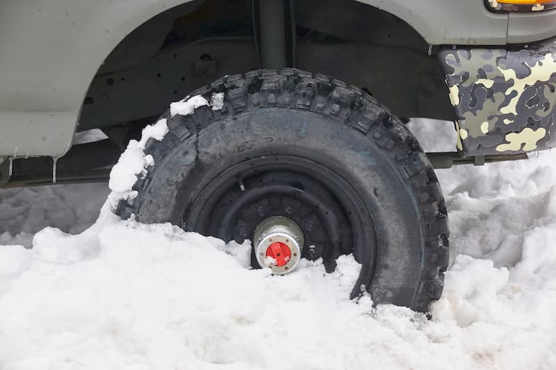 Rueda en la nieve de todoterreno