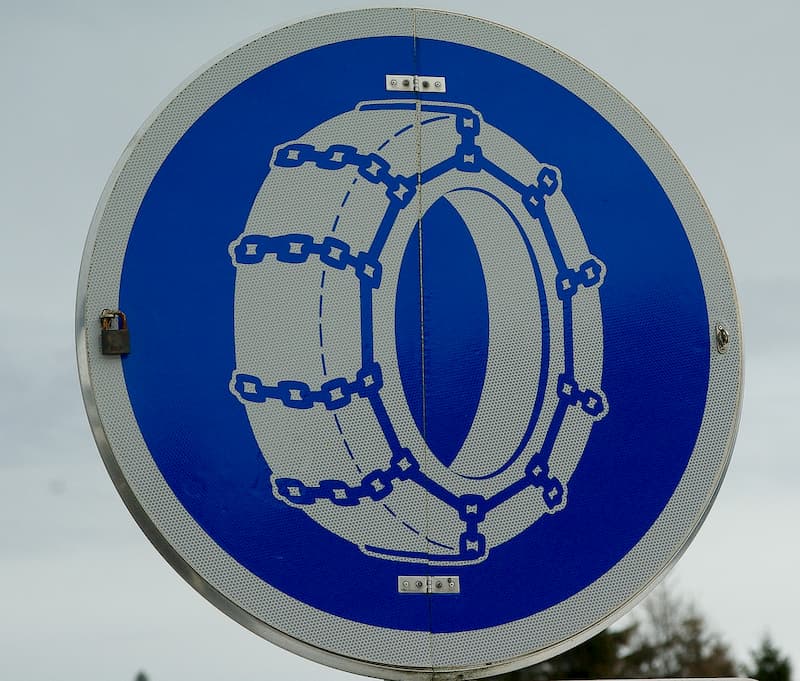cartel que obliga poner las cadenas de nieve