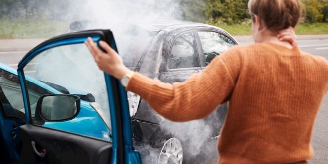 Una mujer con accidente pero con airbag central