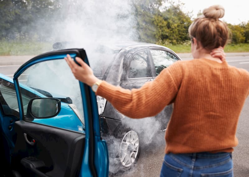 Una mujer con accidente pero con airbag central