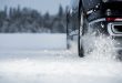 Coche sobre nieve derrapando