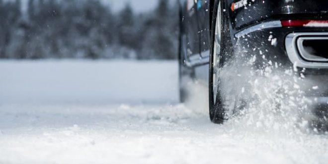 Coche sobre nieve derrapando