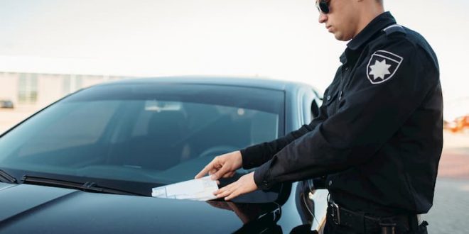 Un policia pone multa a coche