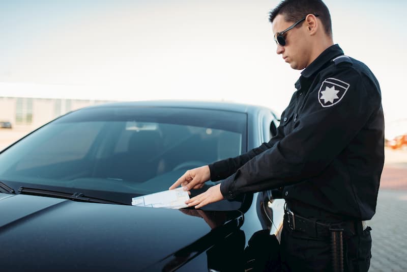 Un policia pone multa a coche