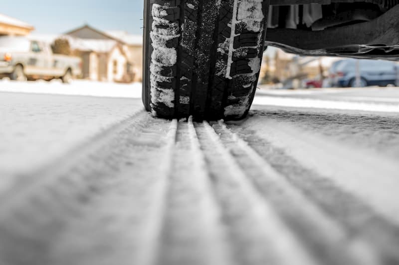 Una rueda de coche sobre nieve