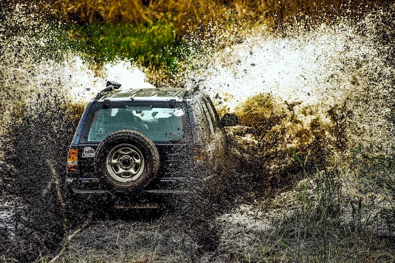 Un 4x4 afronta un charco con sus ruedas BFGoodrich Mud Terrain KM3