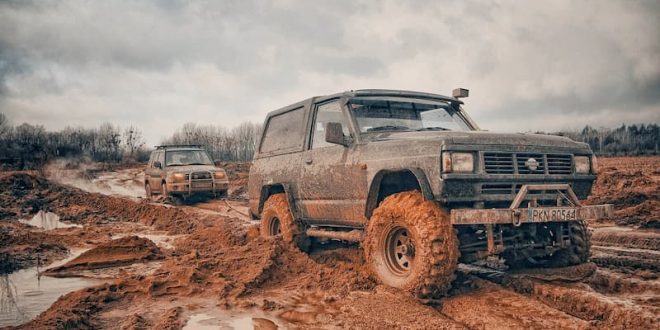 Dos todoterrenos en un desierto de barro