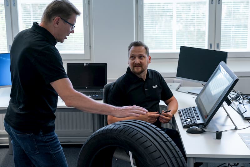 Hakkinen mientras desarrolla los nuevos Nokian Tyres