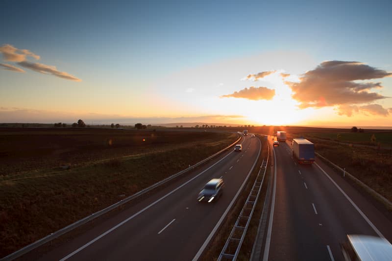 El ocaso del sol sobre autopista