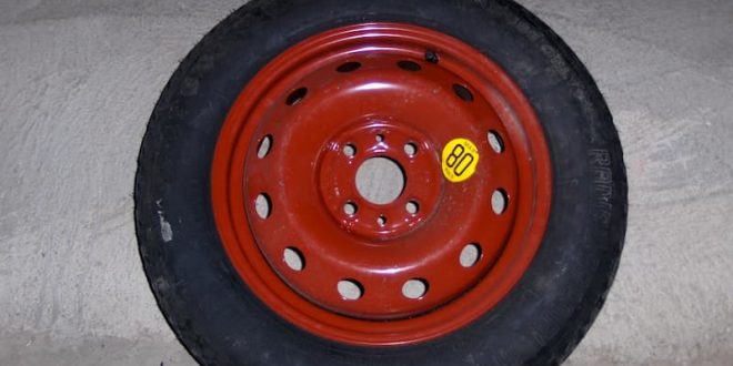 En el coche revisa también la rueda de repuesto