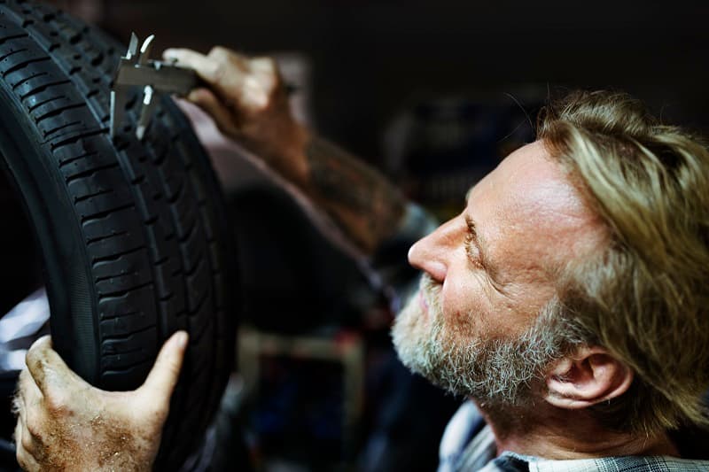 Cómo controlar los neumáticos de un coche de segunda mano