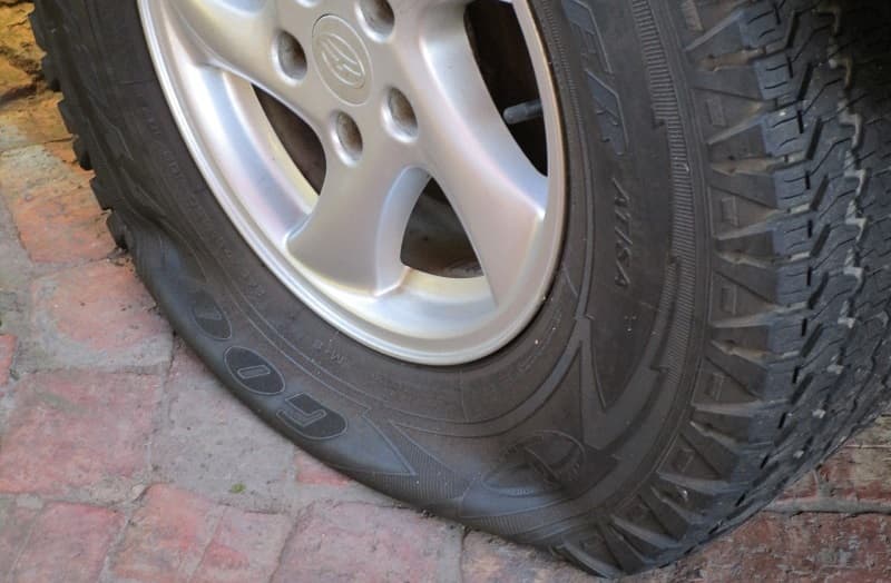 Descubre los métodos para reparar un pinchazo en el neumático