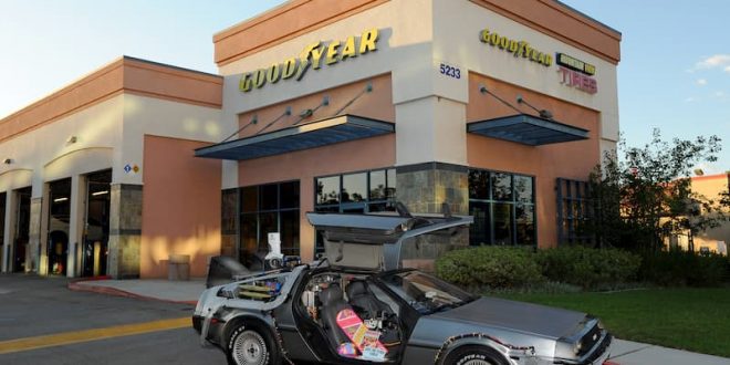 Delorean de 'Regreso al futuro' con Goodyear