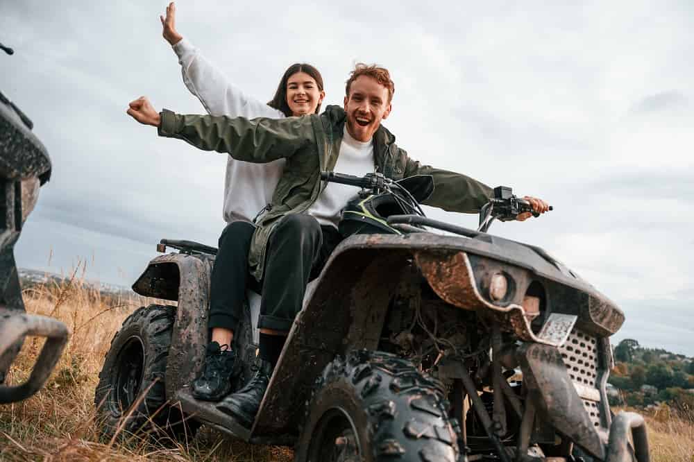 dos chicos sobre un quad