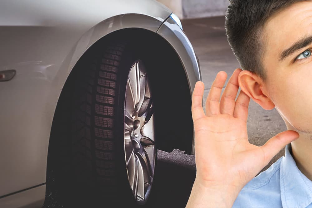 hombre escucha ruido neumaticos coche