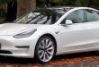 Un Tesla Model 3 de color blanco