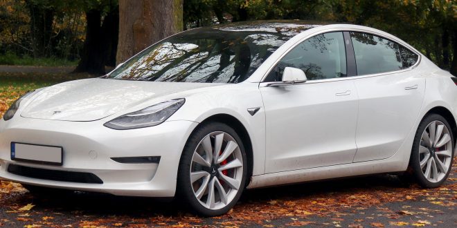 Un Tesla Model 3 de color blanco