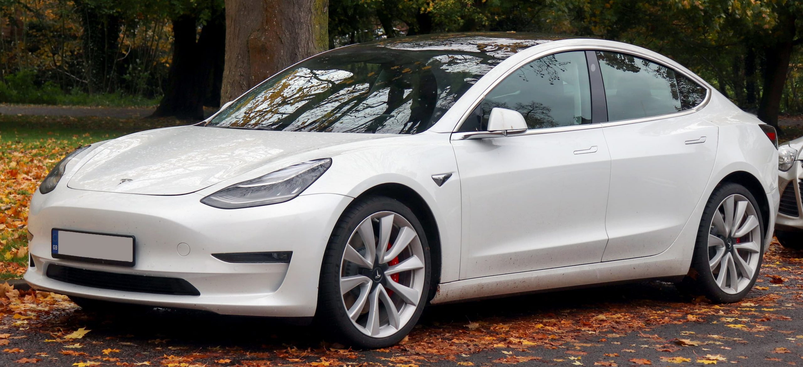 Un Tesla Model 3 de color blanco