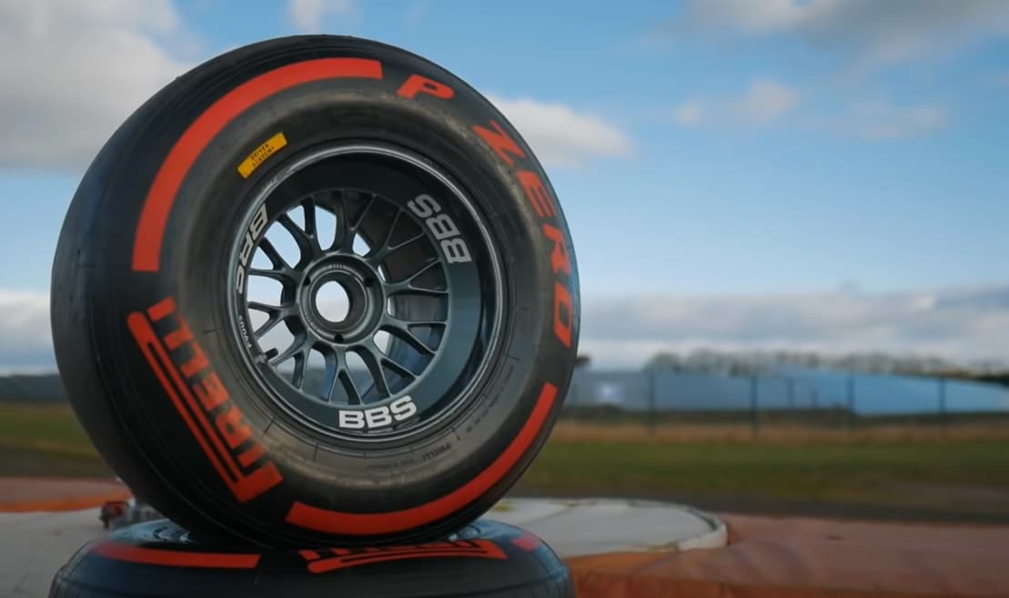 Montan neumáticos de Fórmula 1 en un coche