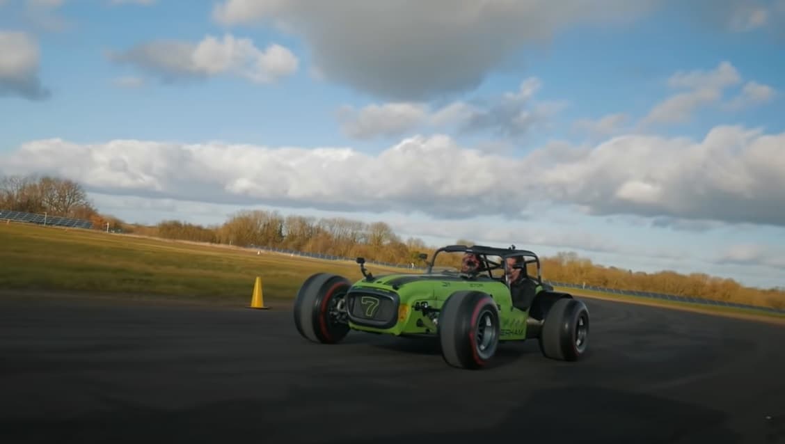 Montan neumáticos de Fórmula 1 en un coche