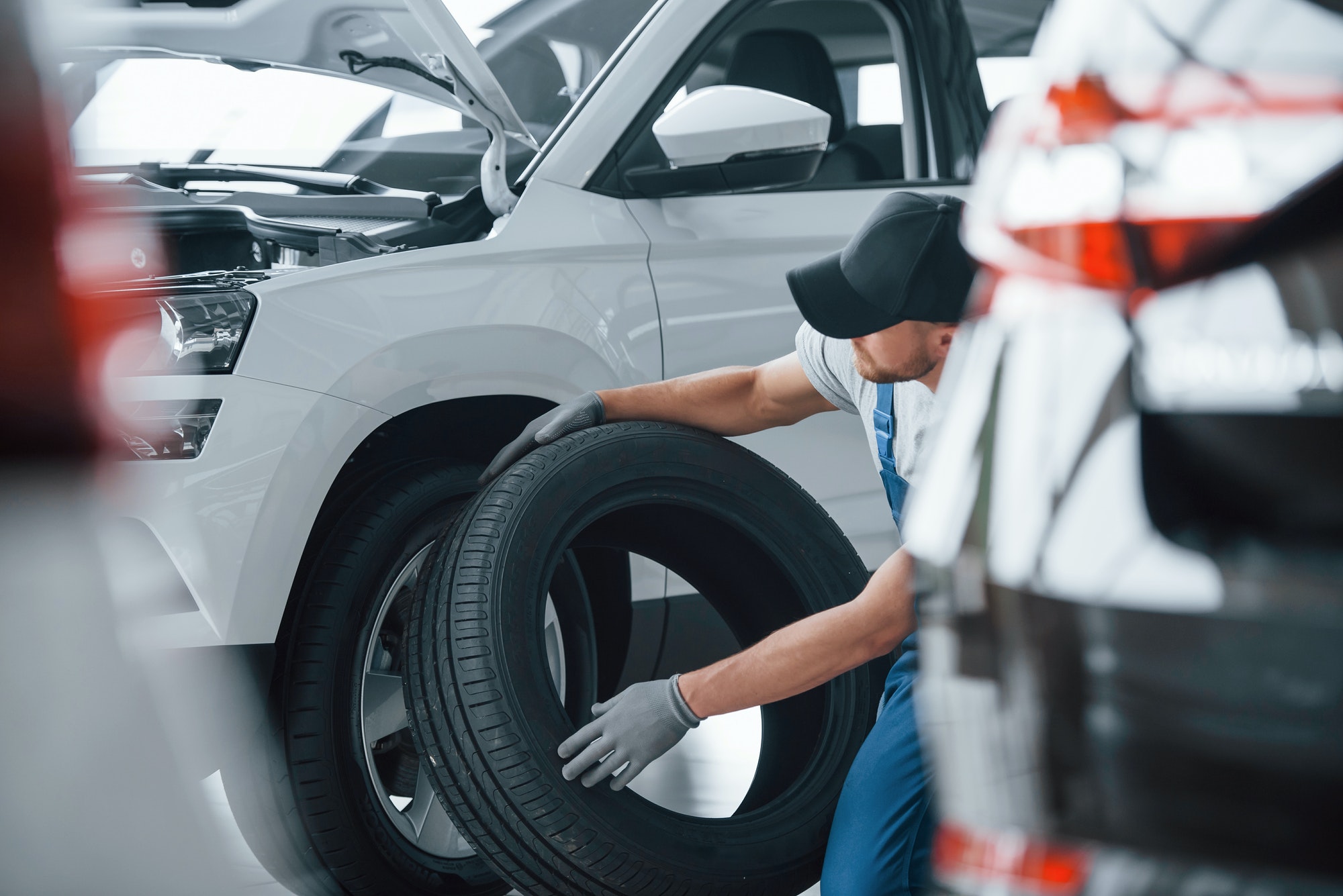Mecánico controla el talón del neumático