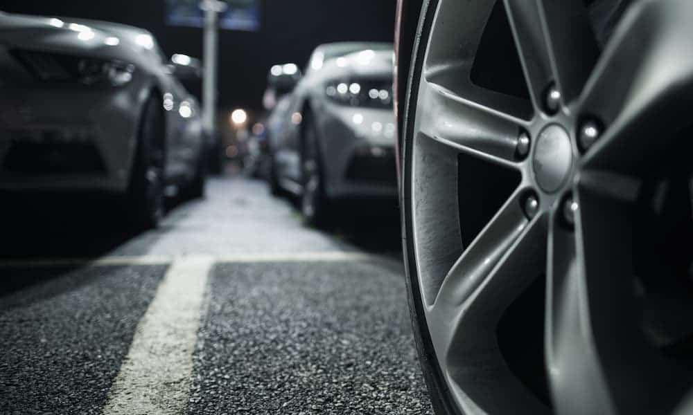 Varios coches aparcados