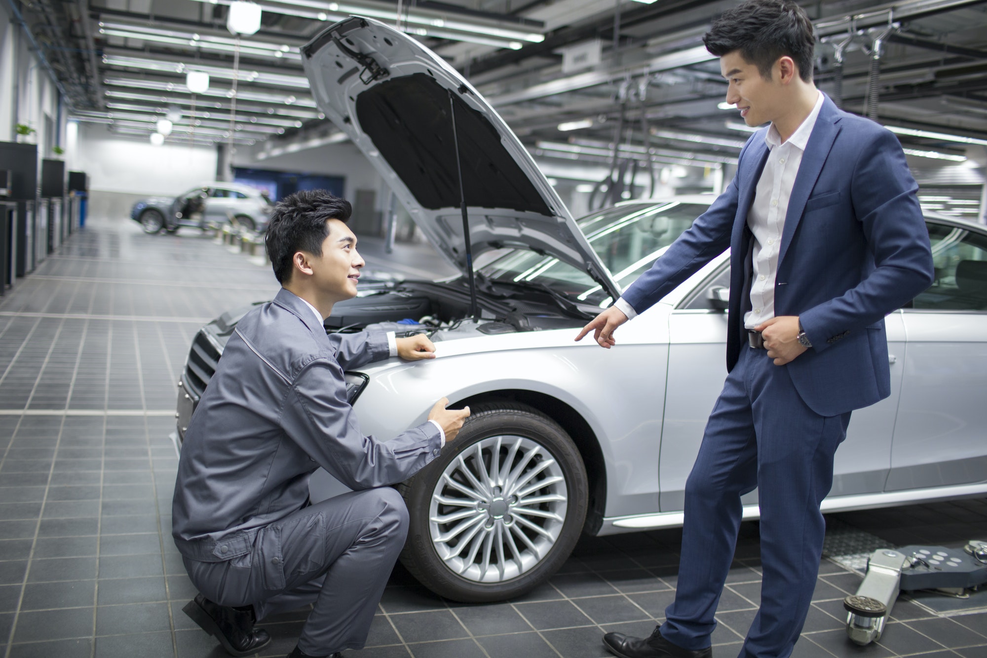 Mecánico chino con cliente