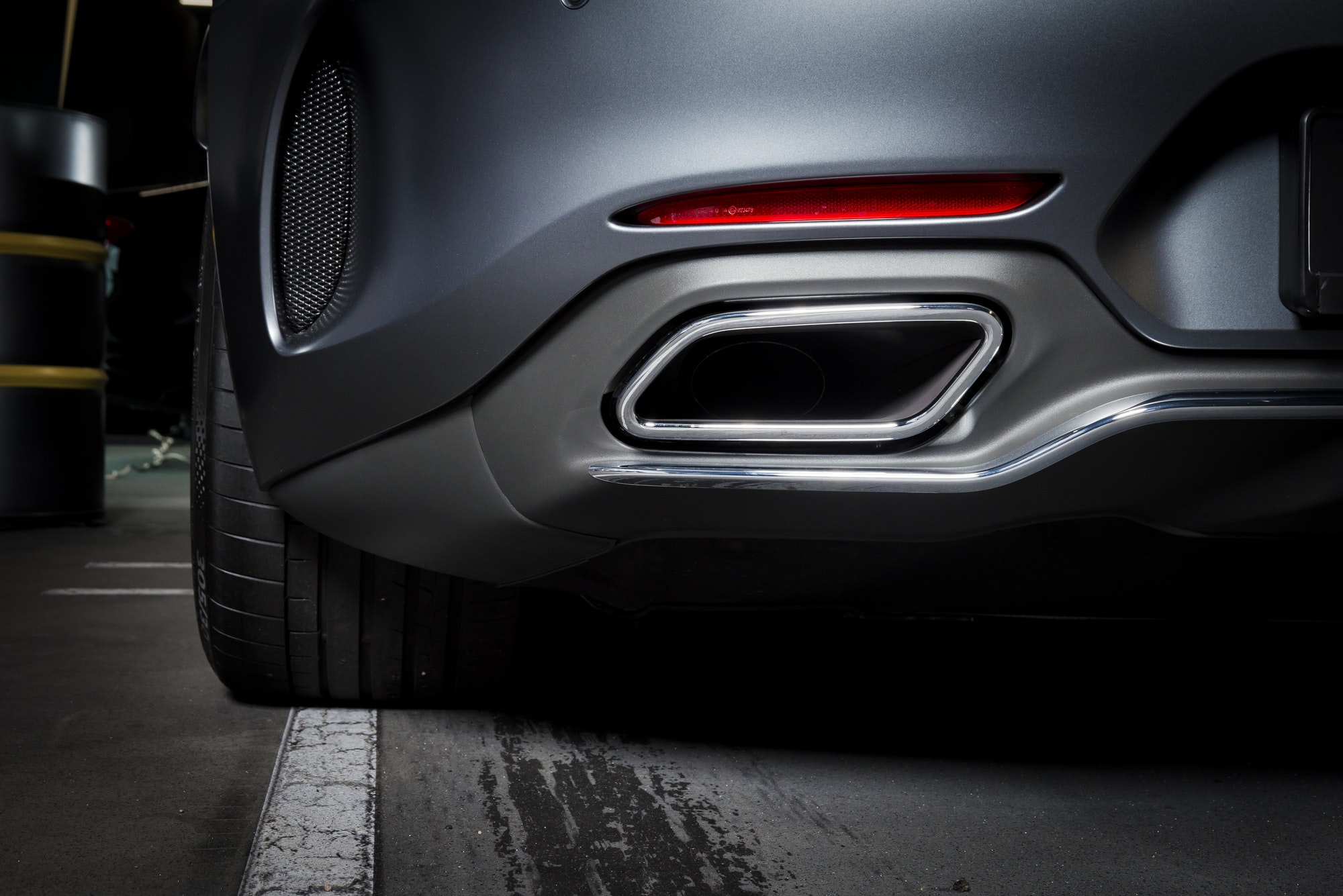 Un neumático ZR en un coche de lujo