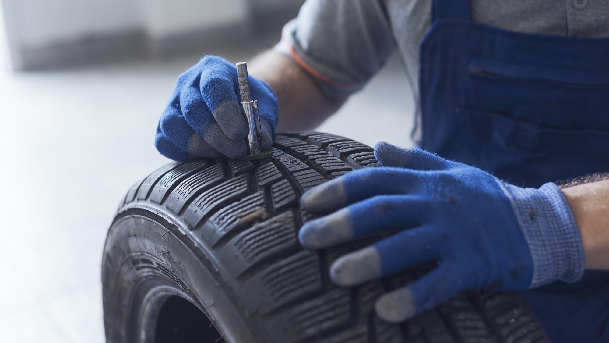 Controla siempre el espesor de tus neumáticos