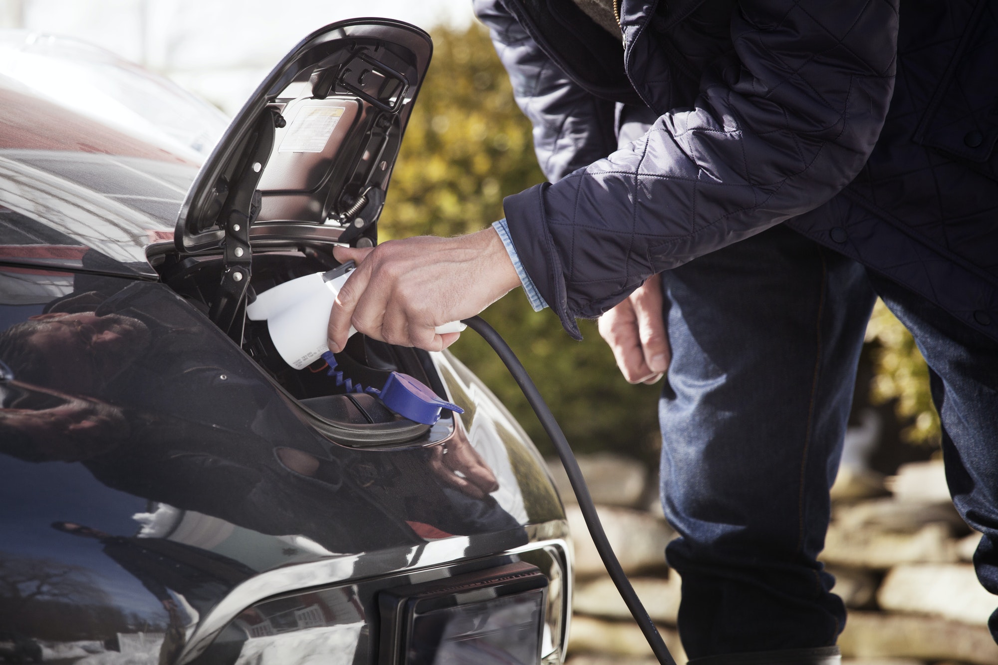 Hombre compra coche electrico y lo carga
