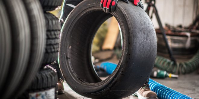 Taller montando neumáticos deportivos para coche