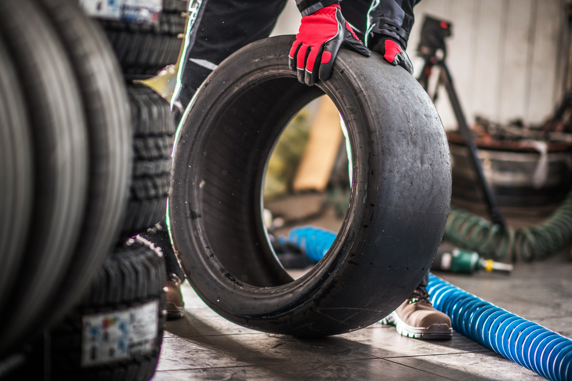 Taller montando neumáticos deportivos para coche