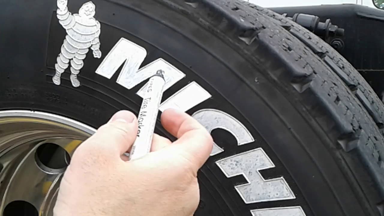 pintar las letras y números del neumático