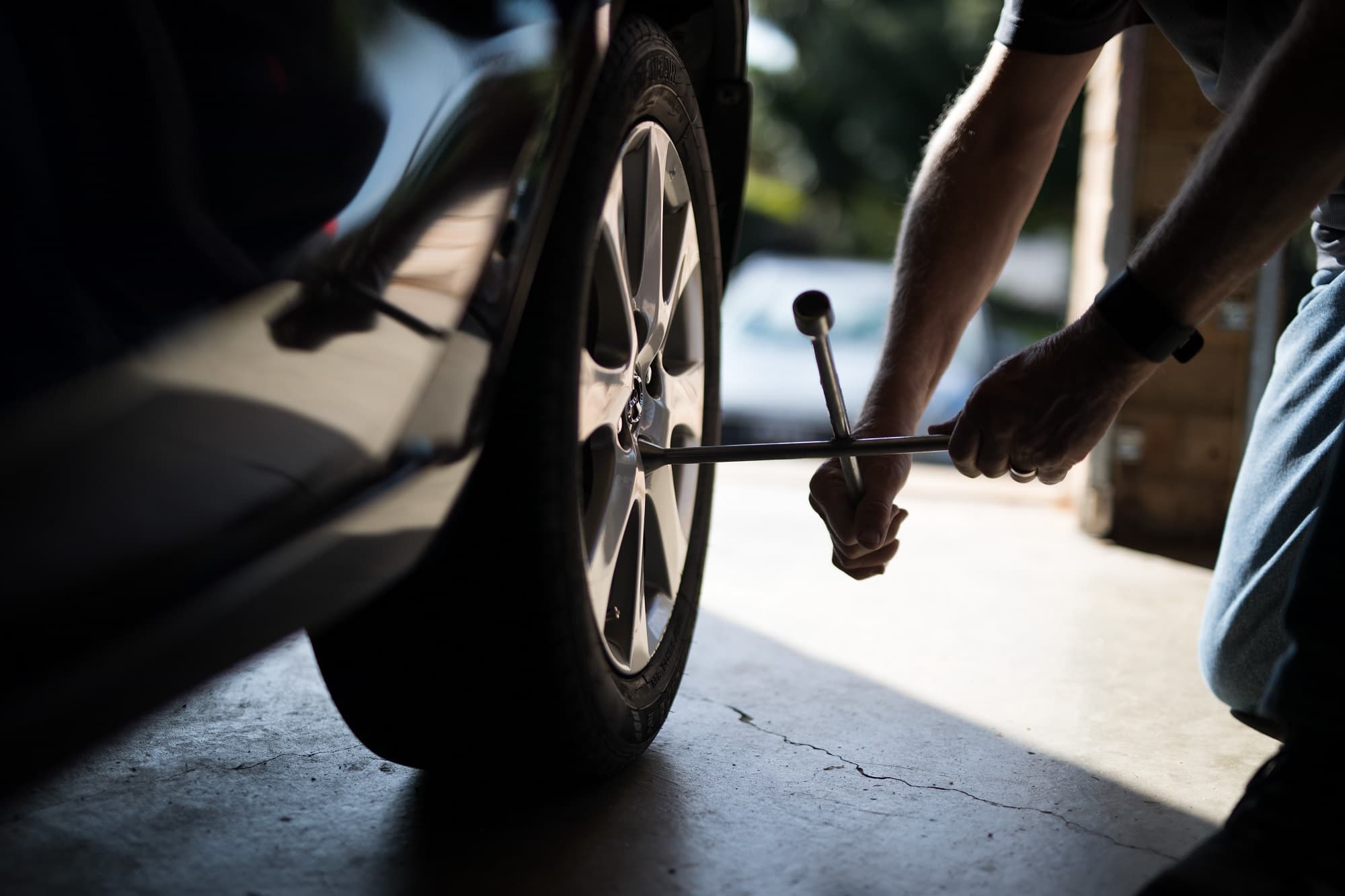 Como cambiar el neumático del coche solo
